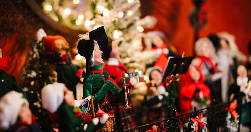 Live Holiday Carolers at Pines & Presents